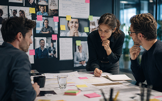 Qualitative Interviews in Strategieprojekten: Warum echte Marktstimmen Entscheidungen schärfen